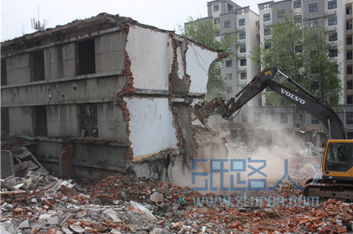 严厉打击侵占国有资产和违法建设行为